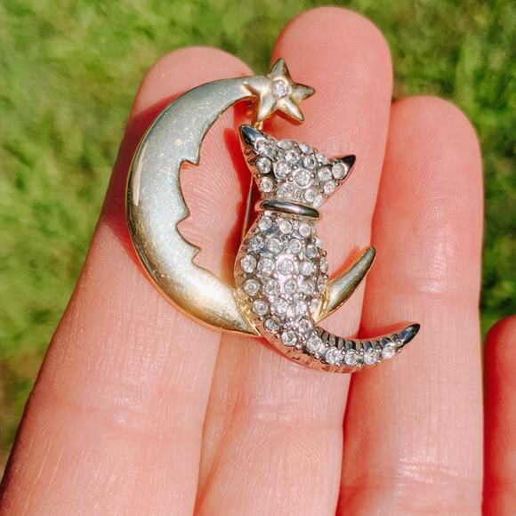 Rhinestone Cat on Crescent Moon Brooch Gold Tone Silver Tone Celestrial Jewelry - Picture 6 of 9